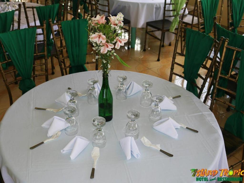 אלמינוס Island Tropic Hotel And Restaurant מראה חיצוני תמונה
