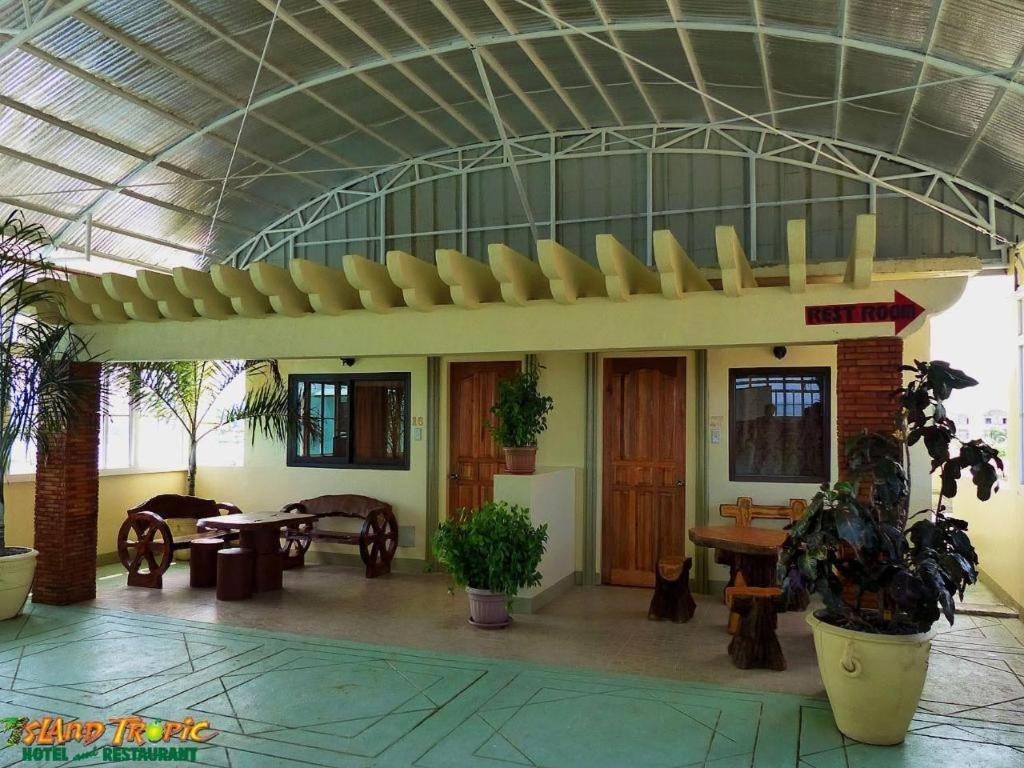 אלמינוס Island Tropic Hotel And Restaurant מראה חיצוני תמונה