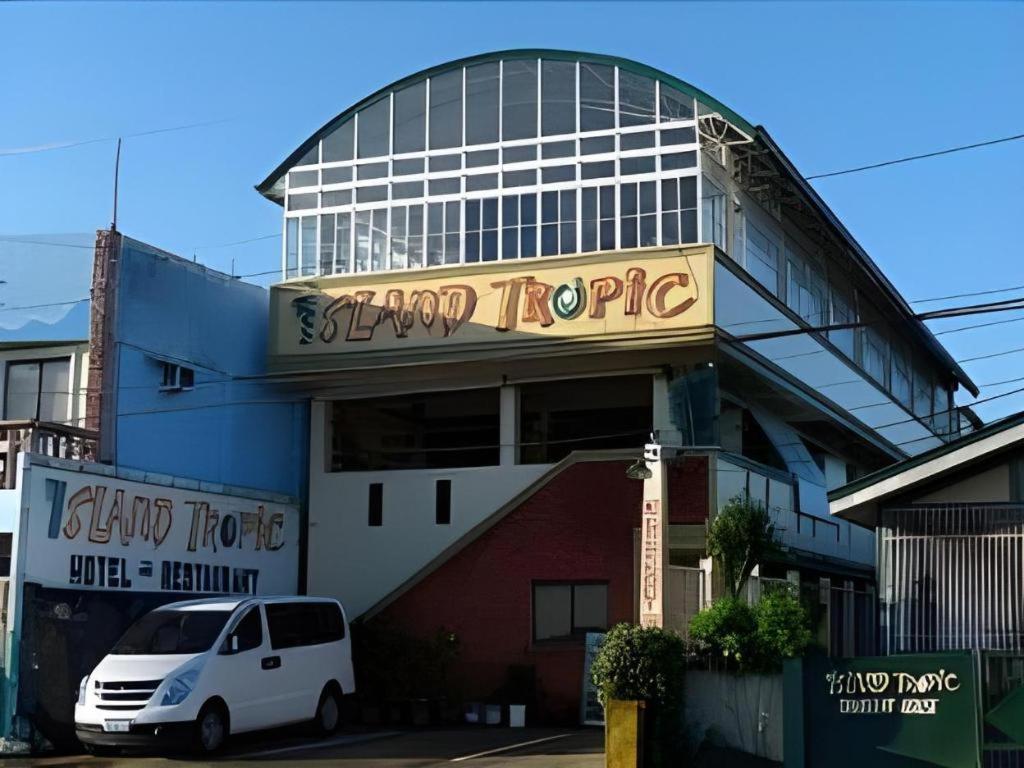אלמינוס Island Tropic Hotel And Restaurant מראה חיצוני תמונה